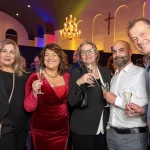 Het bestuur midden in de kerk Van links naar rechts zien we Miriam, Geertje, Karin, Xander en Peter (Levi mist op de foto). Ze willen alle leden bedanken voor hun aanwezigheid dit jaar en hopen ook komend jaar iedereen weer te zien. Als CCA denken ze weer vele nieuwe leden te mogen verwelkomen in 2024 bij de meest actieve netwerkclub van Assen e.o. Het bestuur van de Commerciële Club Assen wenst iedereen een gezond en veilig uiteinde van 2023.